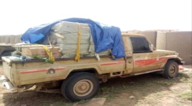 قوات الحزام بلحج تضبط سيارة محملة بالألعاب النارية المهربة