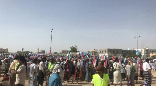 عاجل..الالاف من ابناء #شبـوة يحتشدون في عتق دعما للنخبة الشبوانية