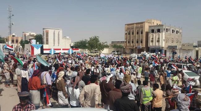 بيان صادر عن تظاهرة عتق يؤكد دعمه لقوات النخبة ويحمل اللواء 21 مسؤولية تفجير الاوضاع