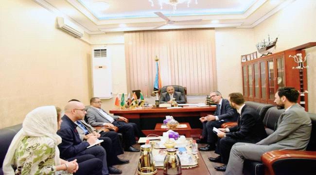 الرئيس الزُبيدي يبحث مع وفد اللجنة الدولية للصليب الأحمر مجالات التعاون المشترك