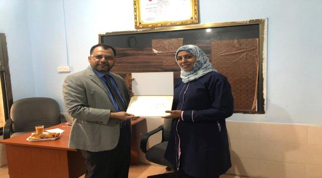 مركز الغسيل الكلوي بمستشفى الجمهورية يكرم رئيس لجنة الإغاثة بالانتقالي