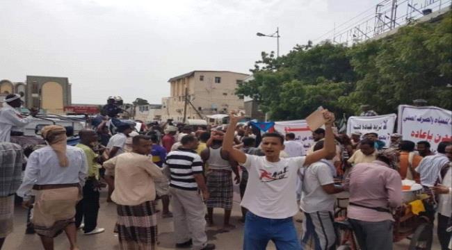 عمال مؤسسة المياه بعدن ينفذون وقفة احتجاجية تطالب برحيل المدير الإخواني