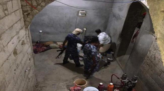 امن المكلا يلقي القبض على عدد من المتعاطين خلال عملية مداهمة لاوكارهم