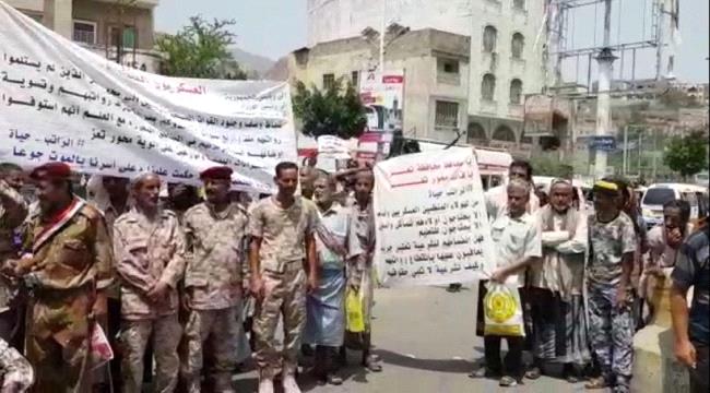 تسريح 19 ألف جندي في #تعـز ووقف رواتبهم منذ 4 سنوات بأوامر علي محسن وإصلاح #تعـز