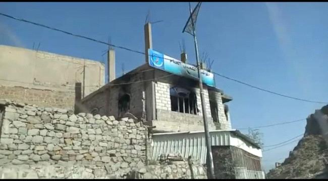 مليشيا حزب الاصلاح ب#تعـز تهاجم مقر حزب المؤتمر وتقوم باحراقه