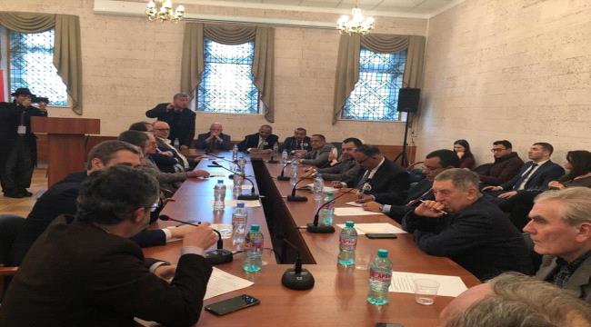 وفد الانتقالي برئاسة القائد الزبيدي يلتقي بمدير مركز الدراسات العربية والإسلامية في روسيا