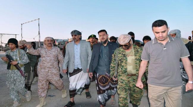 الرئيس الزُبيدي يتفقد الأبطال المرابطين في الخطوط الأمامية بجبل العُر(صور)