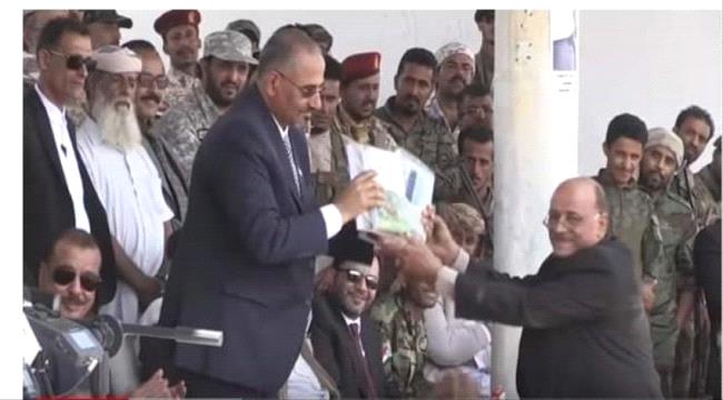 باحث اكاديمي يهدي اصدارته لضيف يافع الكبير القائد عيدروس الزبيدي