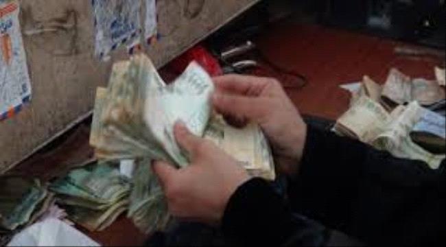 #ميليشيا_الحـوثي تقود حرب اقتصادية بقرارات تستنزف السيولة النقدية في البنوك