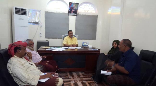 رئيس انتقالي لحج يناقش مع لجنة الأعمال الإغاثية والإنسانية الية توزيع الإغاثة بالمحافظة