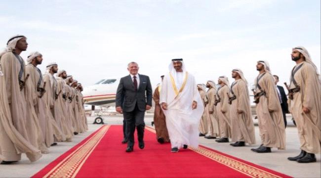 محمد بن زايد يستقبل ملك الأردن لدى وصوله أبوظبي