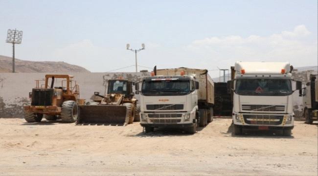 برعاية محافظ #حضـرموت وبتمويل من البنك الدولي تدشين حملة شاملة لجمع ورفع المخلفات بمديرية المكلا