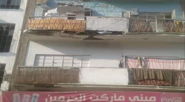 انهيار جزئي لعمارة سكنية في الشارع الرئيسي بالمعلا 