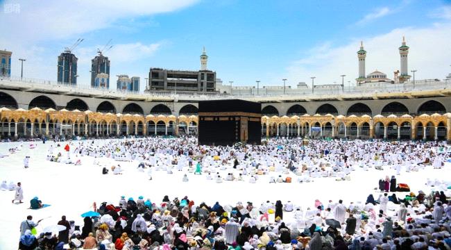 ضيوف الرحمن يؤدون بالمسجد الحرام آخر جمعة من شهر رمضان