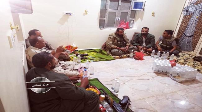 قائد المنطقة العسكرية الرابعة و عدد من قادة الجيش و الحزام الأمني يقدمون واجب العزاء لأسرة الشهيد القائد سيف سكره