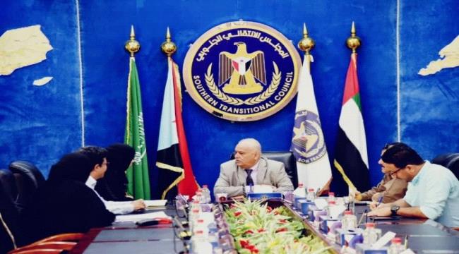 الوالي يبحث استمرارية تدفق المشتقات النفطية مع قيادة شركة النفط بعدن