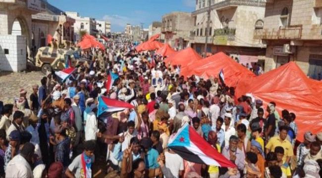 سقطرى.. المئات من أبناء المحافظة يتجهون  لساحة الاعتصام للمطالبة بإزاحة سلطة الإخوان