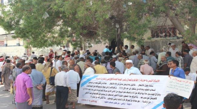 ملاك أراضي بئر فضل ينفذون وقفة احتجاجية لمطالبة الرئيس هادي بتسليم اراضيهم