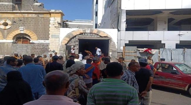 الغضب يدفع المواطنون لازالة المحلات التجارية المستحدثة بالمتحف الحربي بعدن