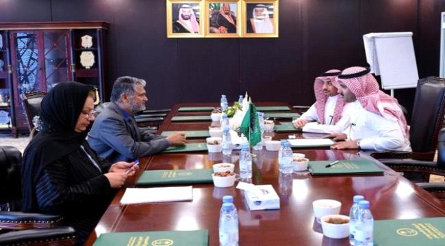  السفير السعودي يلتقي رئيس لجنة إعادة الانتشار في الحديدة