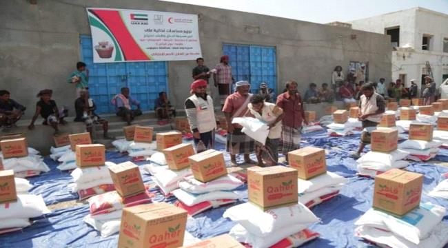 حضرموت.. 1700 سلة غذائية من الإمارات لأهالي القرى