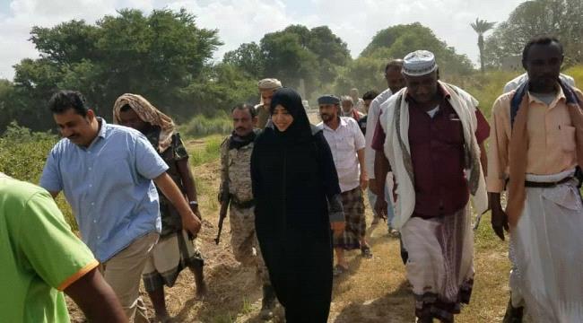 ئيس انتقالي لحج وعضو الهيئة العليا للاغاثة نجوى فضل يطلعان على احتياج مشروع مياه الصرداح بتبن 