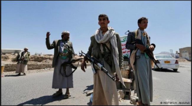 الحوثيون يعتقلون عشرات الموظفين طالبوا برواتبهم في صنعاء