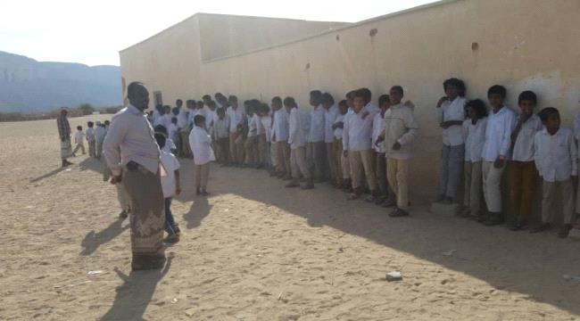 بسبب رفع علم الجنوب ..قوات الاخوان بحضرموت تهدد مدير تربية بالسجن 