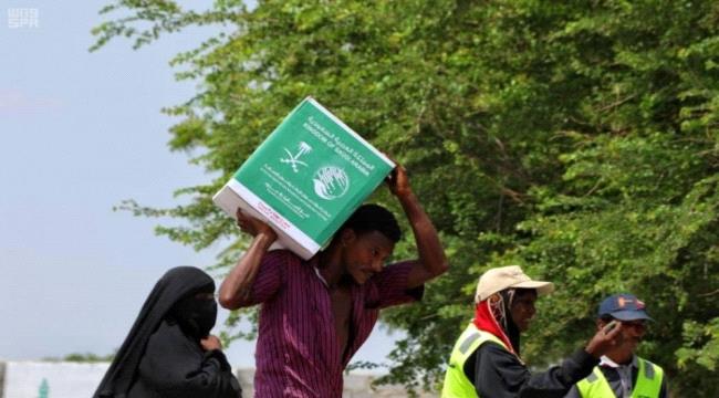 مركز #الملك_سلـمان يوزع مساعدات على المتضررين من إعصار هيكا بلحج  