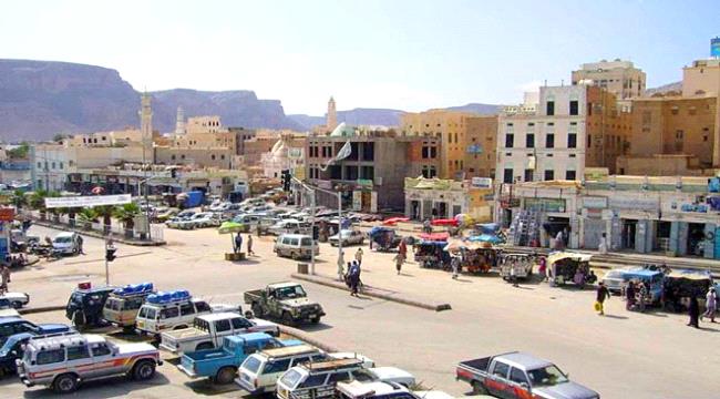 لتواجد صورة الرئيس الزبيدي بسيارته..قوات الاحمر بسيئون تعتدي بالضرب على مواطن 