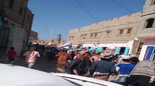 عاجل.. مليشيا الاصلاح تطلق النار على مظاهرة سلمية لابناء نصاب #شبـوة 