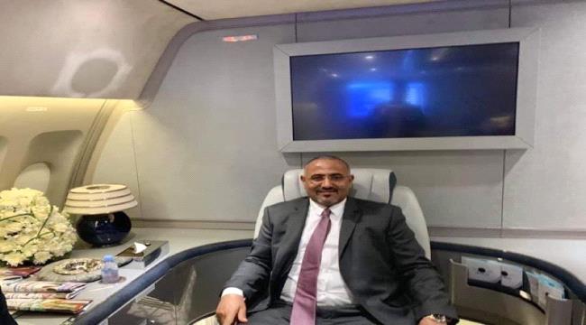 محلل سعودي يوجه التحية للرئيس الزبيدي ويصفه بقائد السلام والحرب 