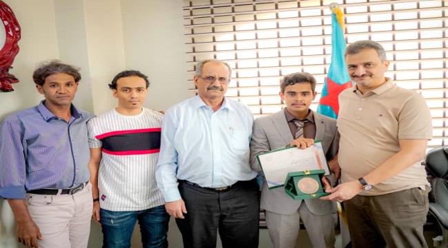 لملس يلتقي الطالب المتفوق “ محمد فدعق ” الحائز على البرونزية في أولمبياد علوم الفيزياء بسلطنة عمان