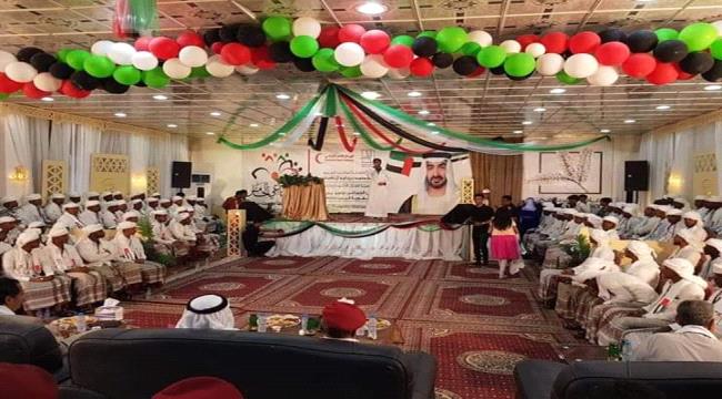 المكلا.. الهلال الإماراتي ينظم الزواج الجماعي لـ200 عريس وعروسة