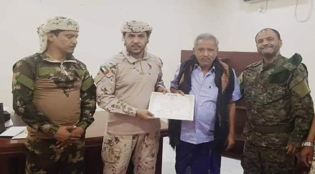 العميد راشد الغفلي يكرم أبو الشهداء الثلاثة المناضل الشوبجي