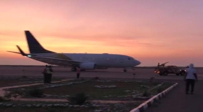 محافظ سقطرى يمنع طائرة اماراتية تقل مرضى من مغادرة مطار الجزيرة 