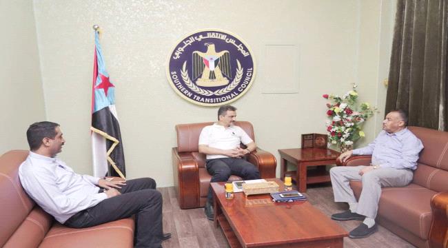 لملس يلتقي مسئولي ضرائب عدن ويشدد على ضرورة تفعيل نشاط المرافق الايرادية في العاصمة وكافة المحافظات