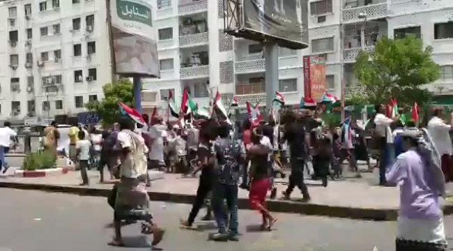 ابناء ابين يصلون عدن للمشاركة في مليونية الوفاء ويرددون شعارات تؤكد انتمائهم للجنوب