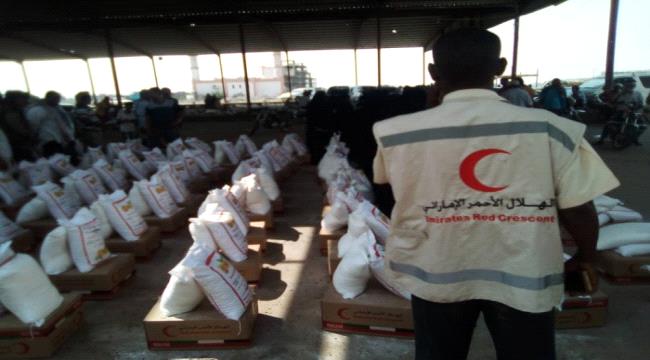 بدعم إماراتي.. توزيع 1500 سلة غذائية بالحوطة في لحج