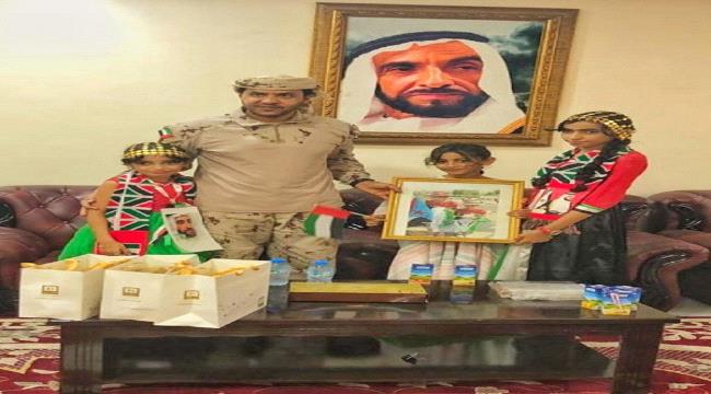 #التحـالف_العربي يكرم ثلاث طفلات شاركن في مليونية الوفاء للإمارات