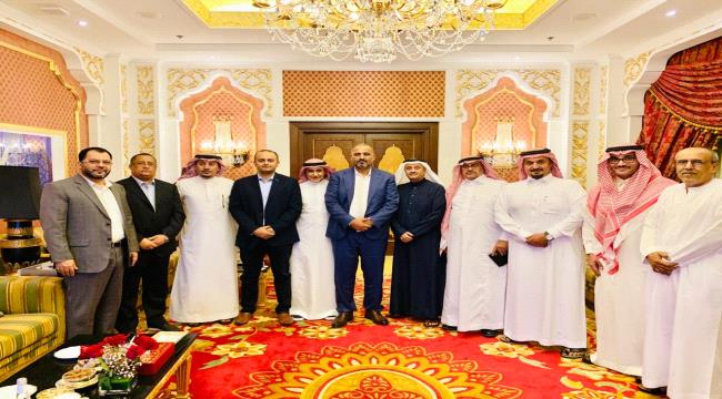 الرئيس القائد عيدروس الزبيدي يلتقي اعضاء تحالف القوى الوطنية الجنوبية بجدة