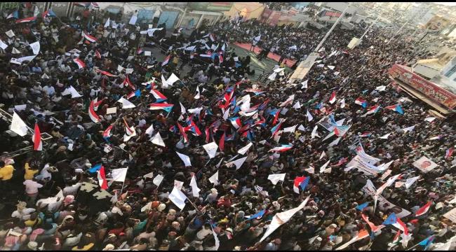 جماهير #حضـرموت تحتشد بالمكلا وتعلن تأييدها المطلق لقرارات المحافظ البحسني