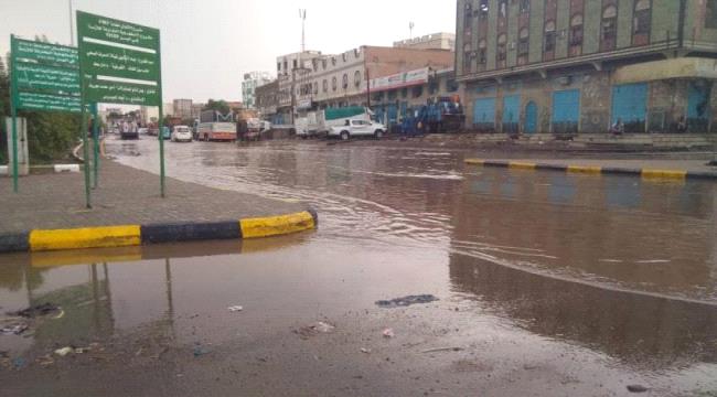 فرق الانتقالي تبدأ شفط مياه الأمطار في #العاصمة_عـدن