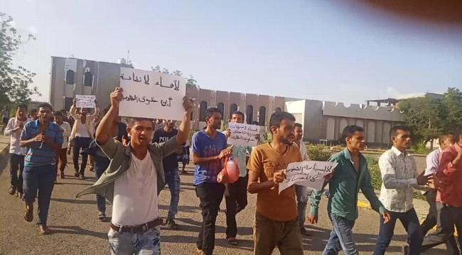 طلاب السكن الجامعي بالشعب يناشدون الانتقالي بالتدخل لانقاذهم ويهددون بالتصعيد السلمي 