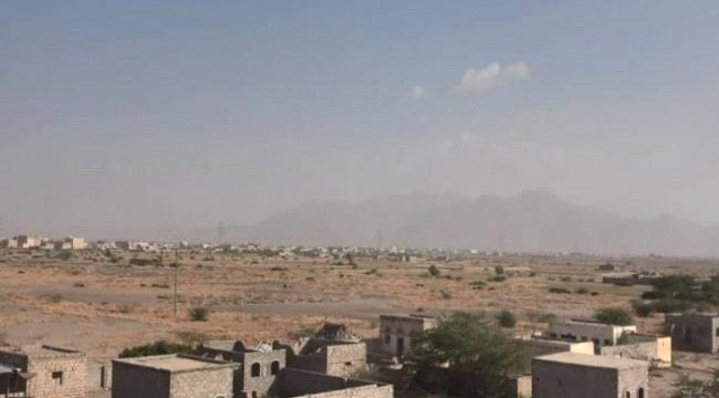 قصف حوثي يطال الاحياء السكنية في حيس