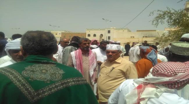 فيما الرئيس الزُبيدي يجري اتصال معزيا أبنائه  .. تشييع مُهيب لجثمان المناضل العامري