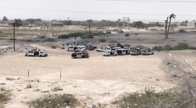 احتجاز 8 حافلات على متنها جنود من مأرب في نقطة امنية بلحج