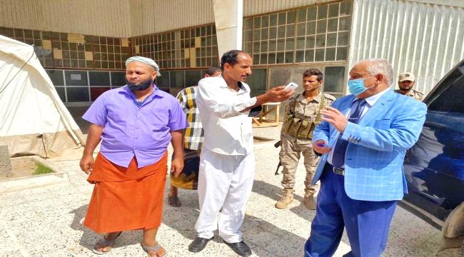 الوالي يتفقد تجهيز مركزي الحجر الصحي بمستشفى الأمل والكميتي هول