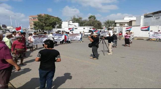 ناشطون جنوبيون يطالبون بوقف الرحلات الى مطار عدن ويحملون التحالف المسؤولية