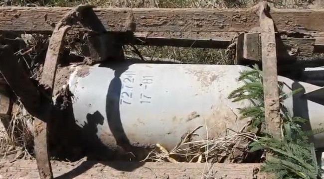 القوات المشتركة تعثر على قذائف صاروخية وعبوات و50 لغم حوثي بمنطقة البرح